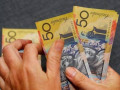 اسعار الدولار الامريكي ترتفع بدعم من خفض فائدة استراليا