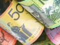 الدولار الإسترالي يتراجع بقوة إلى ما دون 0.7100
